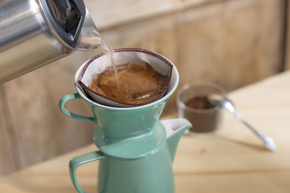 Kaffeesatz wird in einem Kaffeefiter mit heißem Wasser übergossen.
