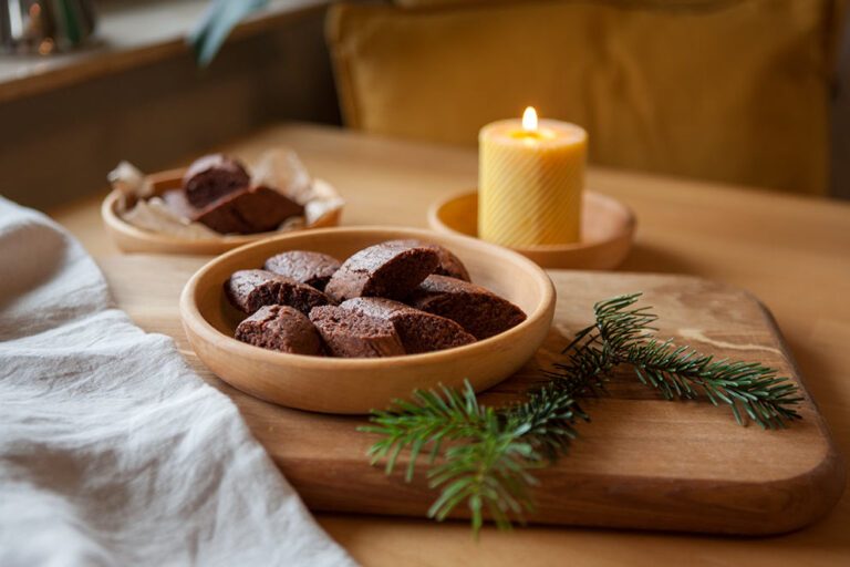 Veganes Magenbrot liegt in einer Schale aus Hlz