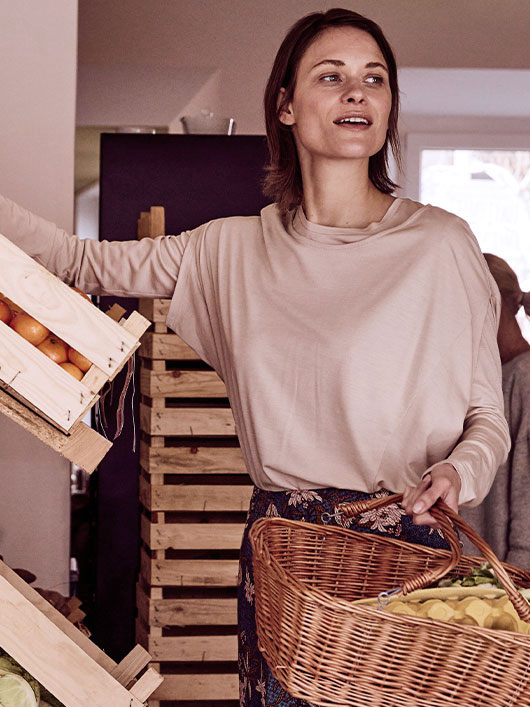 Frau in einem Bio-Shirt in einem unverpackt Laden