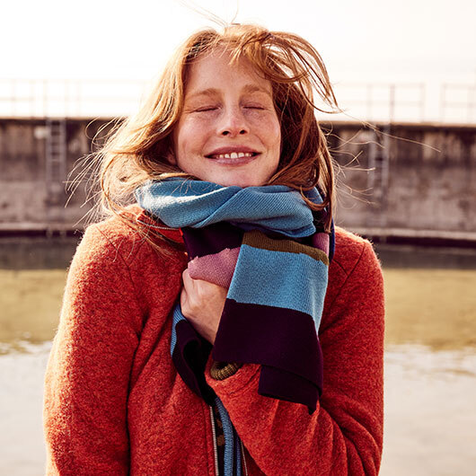 Gut eingehüllt mit nachhaltigen Schals für Damen glücklich durch den Winter