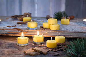 Kerzen aus Bienenwachs im wiederbefüllbaren Glas