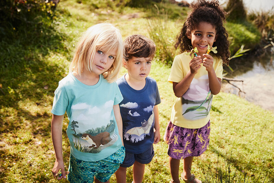 Kinder tragen T-Shirts mit Tiermotiven