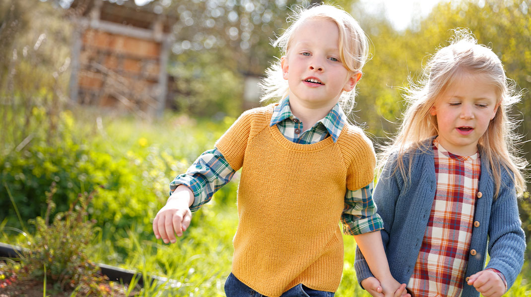 Kinder in nachhaltiger Karo-Flanell Kleidung und Baumwoll-Cardigans von Waschbär