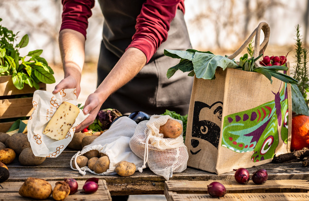 Unverpackt Einkaufen - ganz einfach mit der Waschbär-Jutetasche, den Baumwollbeuteln für Obst und Gemüse und den praktischen Bee´s Wraps als Alternative für Plastik- und Alufolien. Unverpackt Einkaufen - ganz einfach mit der Waschbär-Jutetasche, den Baumwollbeuteln für Obst und Gemüse und den praktischen Bee´s Wraps als Alternative für Plastik- und Alufolien.