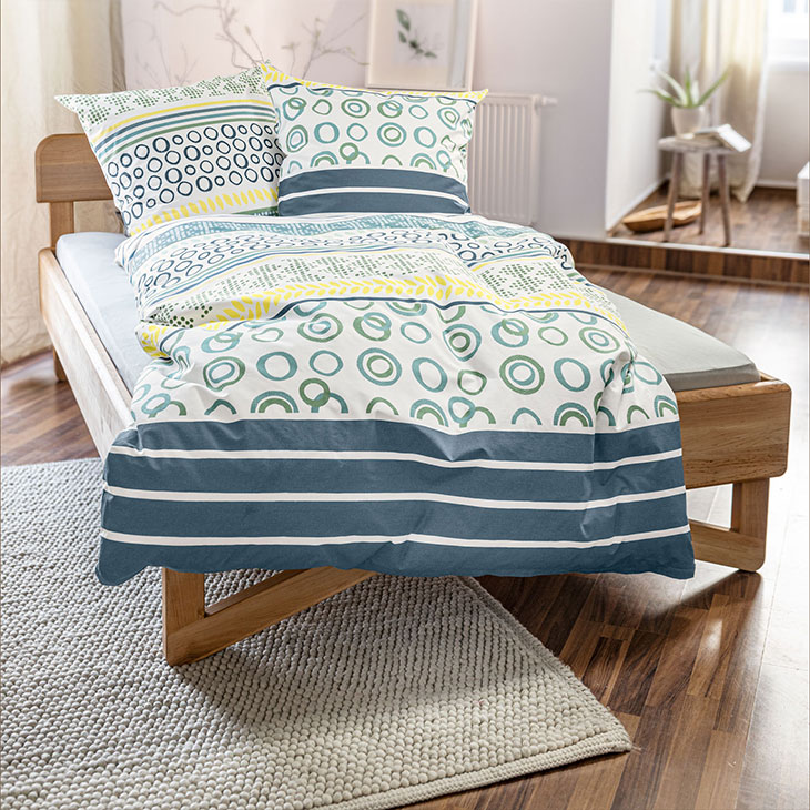 Gemütliches Bett mit Bio-Bettwäsche für laue Nächte