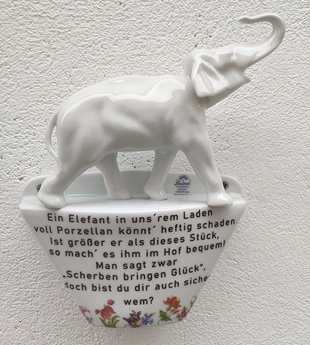 Der gefürchtete Elefant im Porzellanladen ziert die Gedichttafel im Hof Der gefürchtete Elefant im Porzellanladen ziert die Gedichttafel im Hof