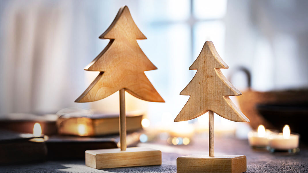 Weihnachtsdekoration: Hängesterne, Engel, Tannenbäume und Kerzenhalter Stern aus natürlichen Erlenholz