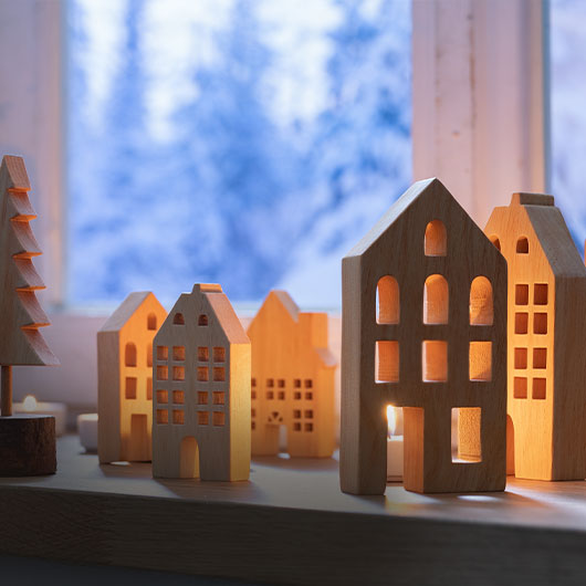 Beleuchtetes Weihnachtsdorf aus Holz