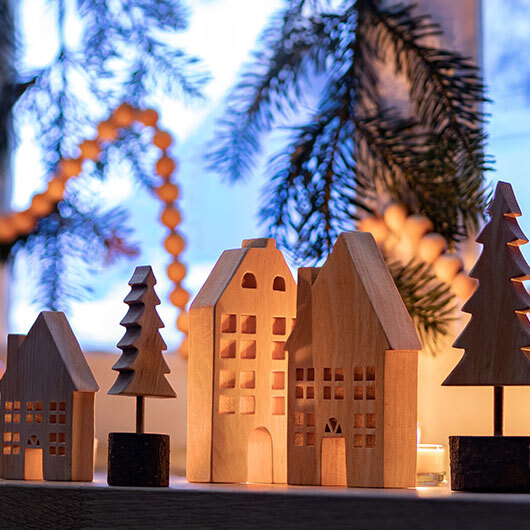 Weihnachtlich dekoriertes Fensterbrett mit Erlenholzprodukten