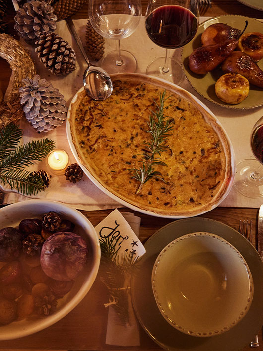 Festliche Weihnachtstafel mit köstlichen Leckereien