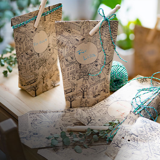 In nachhaltiges Geschenkpapier verpackte Geschenke